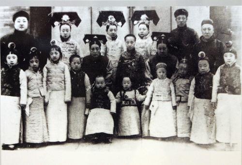 清朝格格教人学礼仪,清朝皇家教育皇子的方法