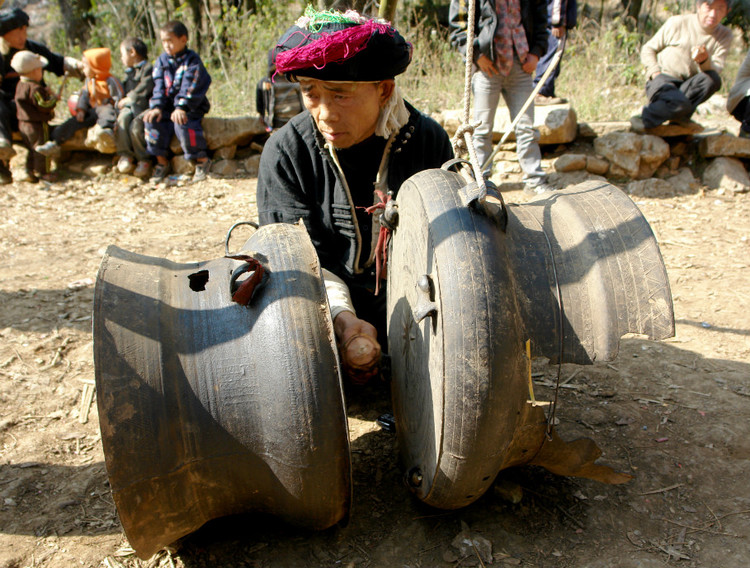 敲起铜鼓的舞蹈,敲起铜鼓舞蹈