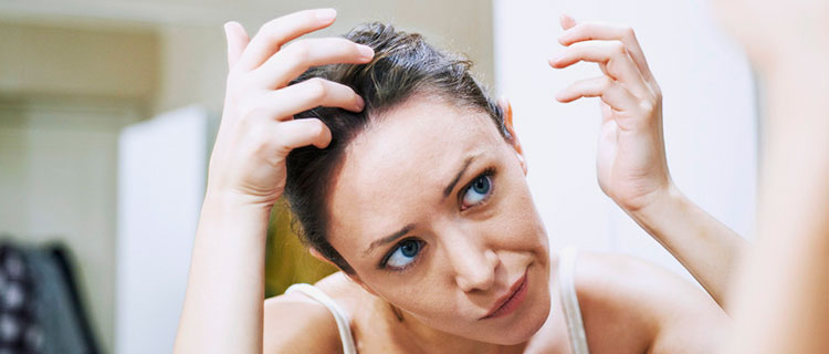 头屑怎么避免弄脏衣服,秋冬季节头屑多