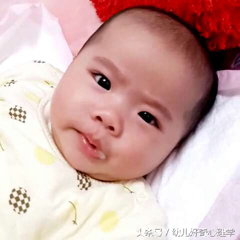 宝宝喜欢吐泡泡吐奶,宝宝吐奶还一直伸舌头吐唾沫