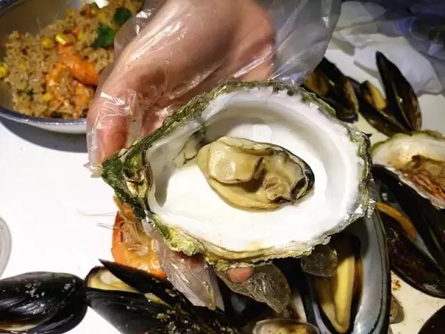 异域|中国首家无餐具的美式水货餐厅,就用你的双手大快朵颐