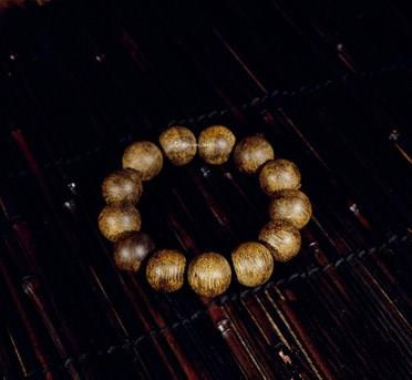 价值百万以上的沉香手串,几十万的沉香手串是什么样子