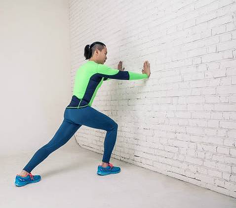 跑步足底筋膜炎后期如何康复训练,足底筋膜炎穿什么鞋跑步