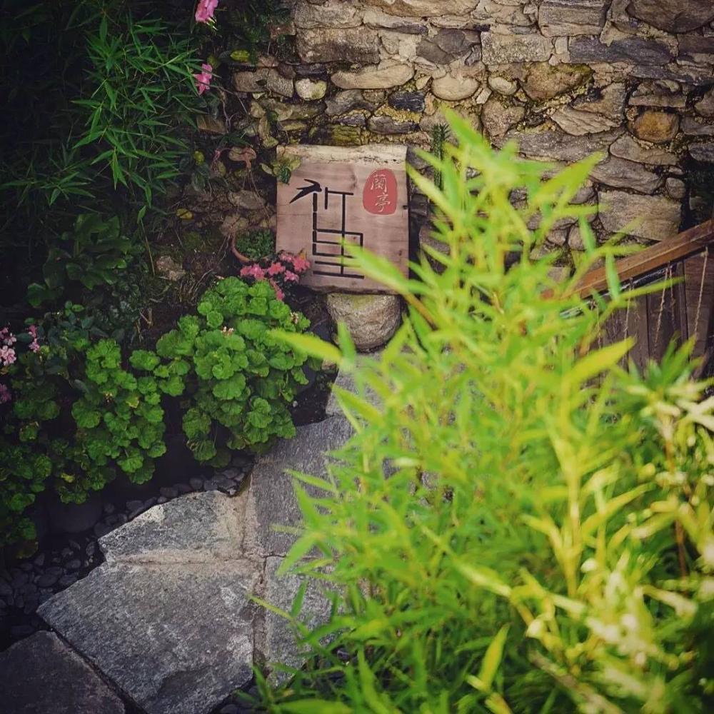 这位帅哥开着民宿却不好好做生意天南海北收藏好物分享给游客