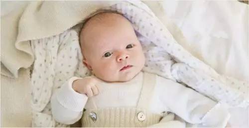 20岁孩子口歪眼斜怎么回事,孩子偶尔斜眼歪头