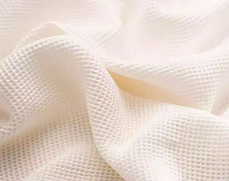 什么材质的衣服不粘毛 (怎么辨别衣服的材质)