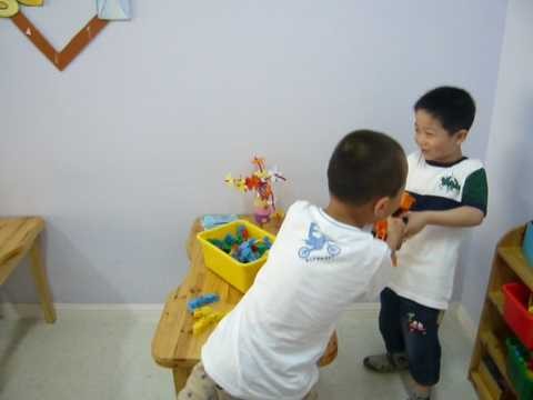幼儿争抢玩具后果视频,孩子抢玩具发生争执怎么办