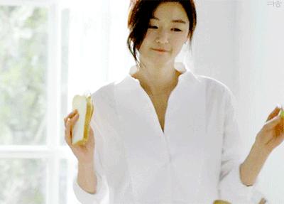 初秋减龄条纹衬衣,粉色初秋衬衣气质百搭