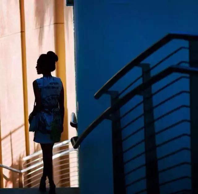 她颜值普通，又矮又穷，但奢侈大牌抢着送她包！