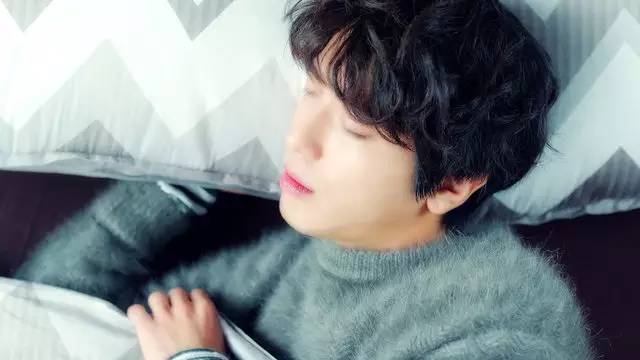 眼周有细纹用什么眼霜,护理眼周先用眼精华还是先用眼霜