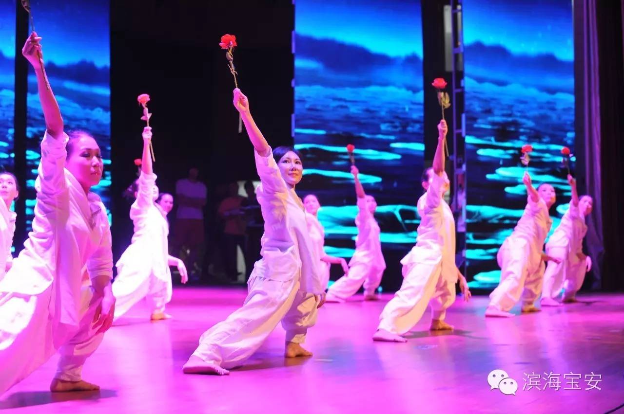 昨天，松岗人体验了一把公共文化服务带来的阳光雨露......