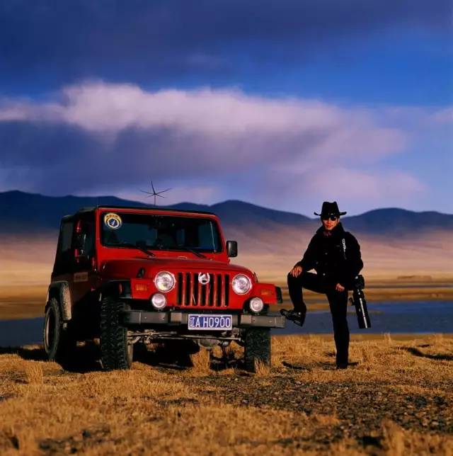 身价数十亿的他除了去无人区摄影，险些丧命，还用了6年时间和30多位石艺老匠人打造了一家不想挣钱的艺术馆