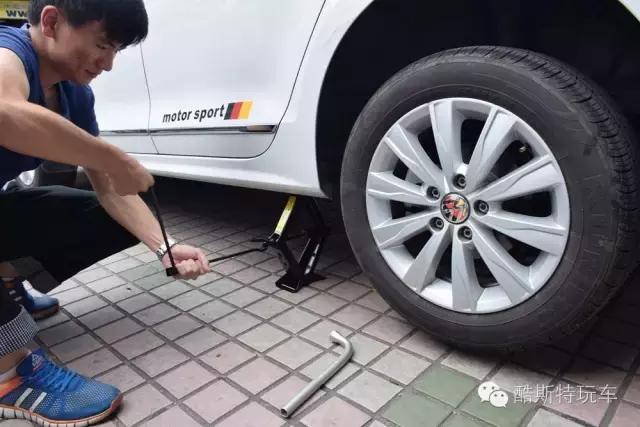 2018款速腾豪华版如何换备胎,23款速腾1.5t超越版备胎怎么换