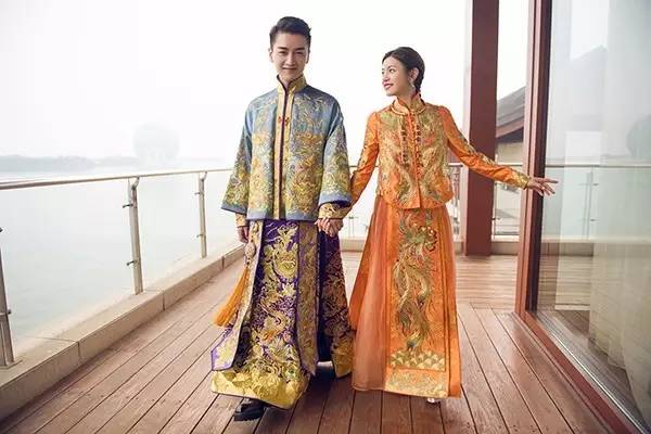 龙凤褂和秀禾服区别婚纱照,秀禾服和龙凤褂婚纱
