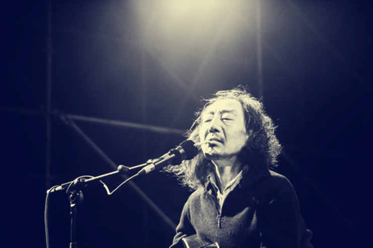 这个看起来疯癫的老头，是“摇滚鼓王”的哥哥，中国民谣界的传奇