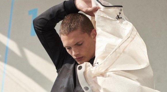 火速推出运动时尚系列UAS，UA开始在产品理念上做出改变