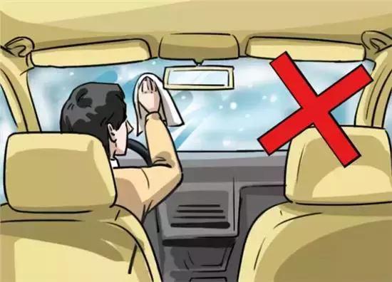 挡风玻璃起雾开冷空调还是热风好,挡风玻璃除雾有雾气