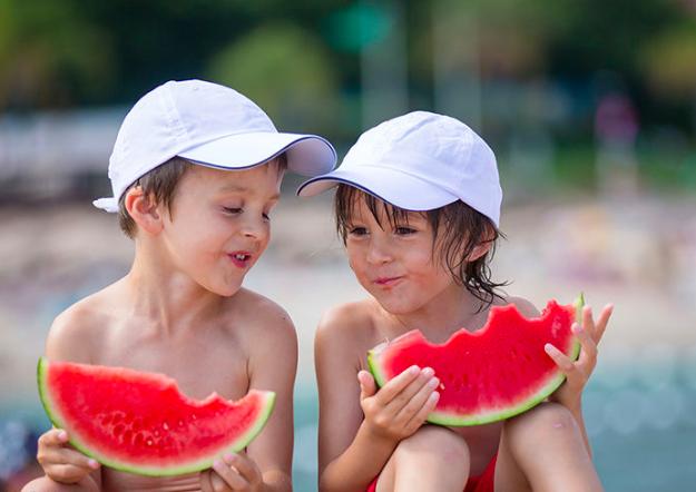 宝宝总是抢别人东西怎么办,宝宝爱管别人的事怎么办