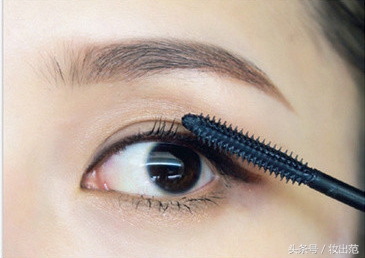 面试妆容简单干练,适合面试的职业妆容打扮和发型