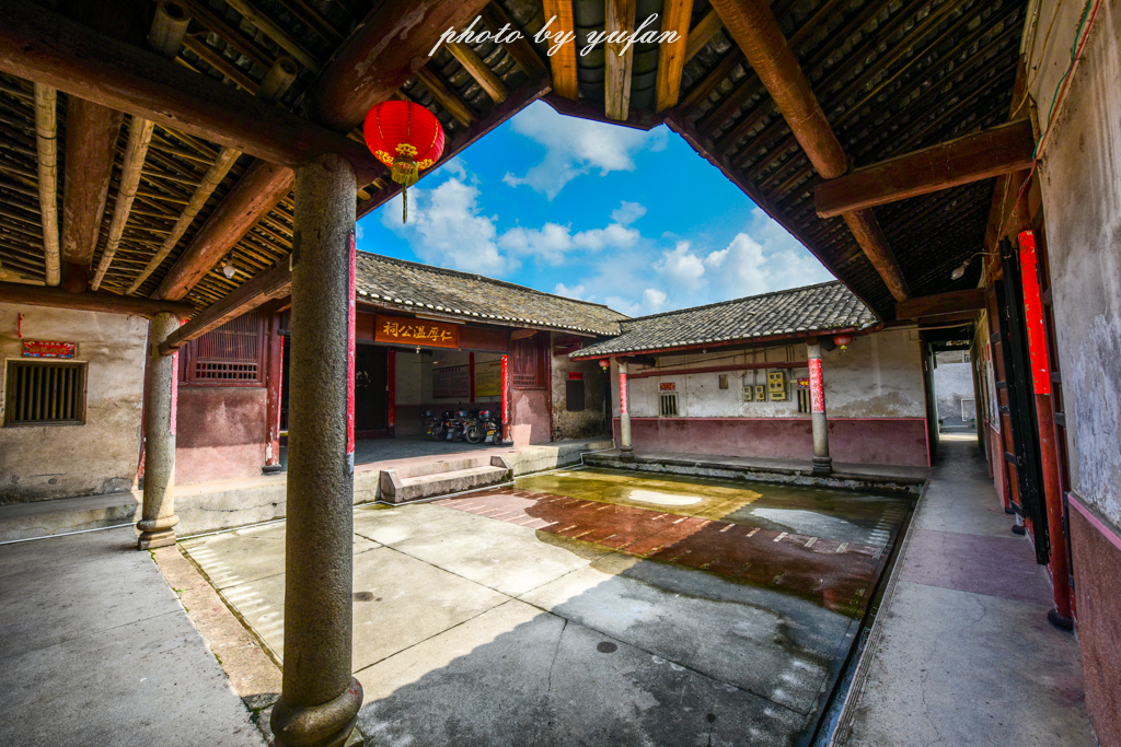 丝路奇迹:观围屋之典范,赏苏铁之传奇