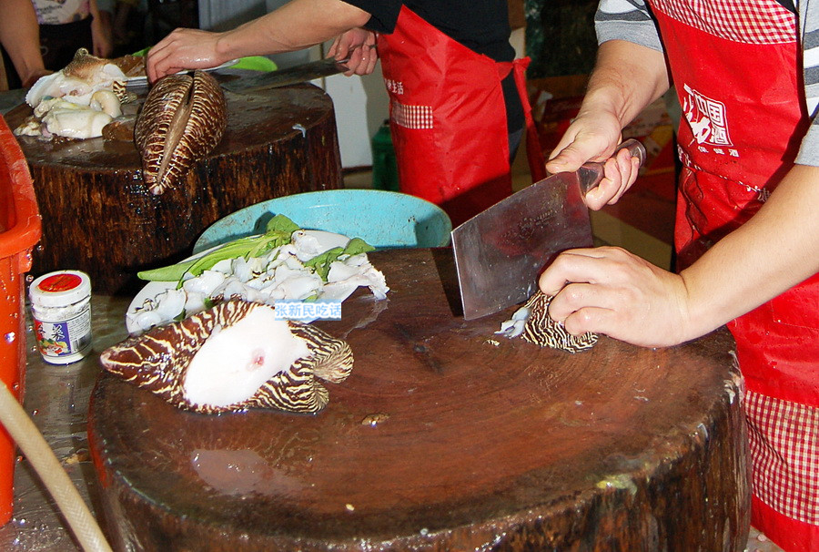 红螺也叫椰子涡螺，潮州旧志称其“壳红肉劲”，很考较厨师的工夫