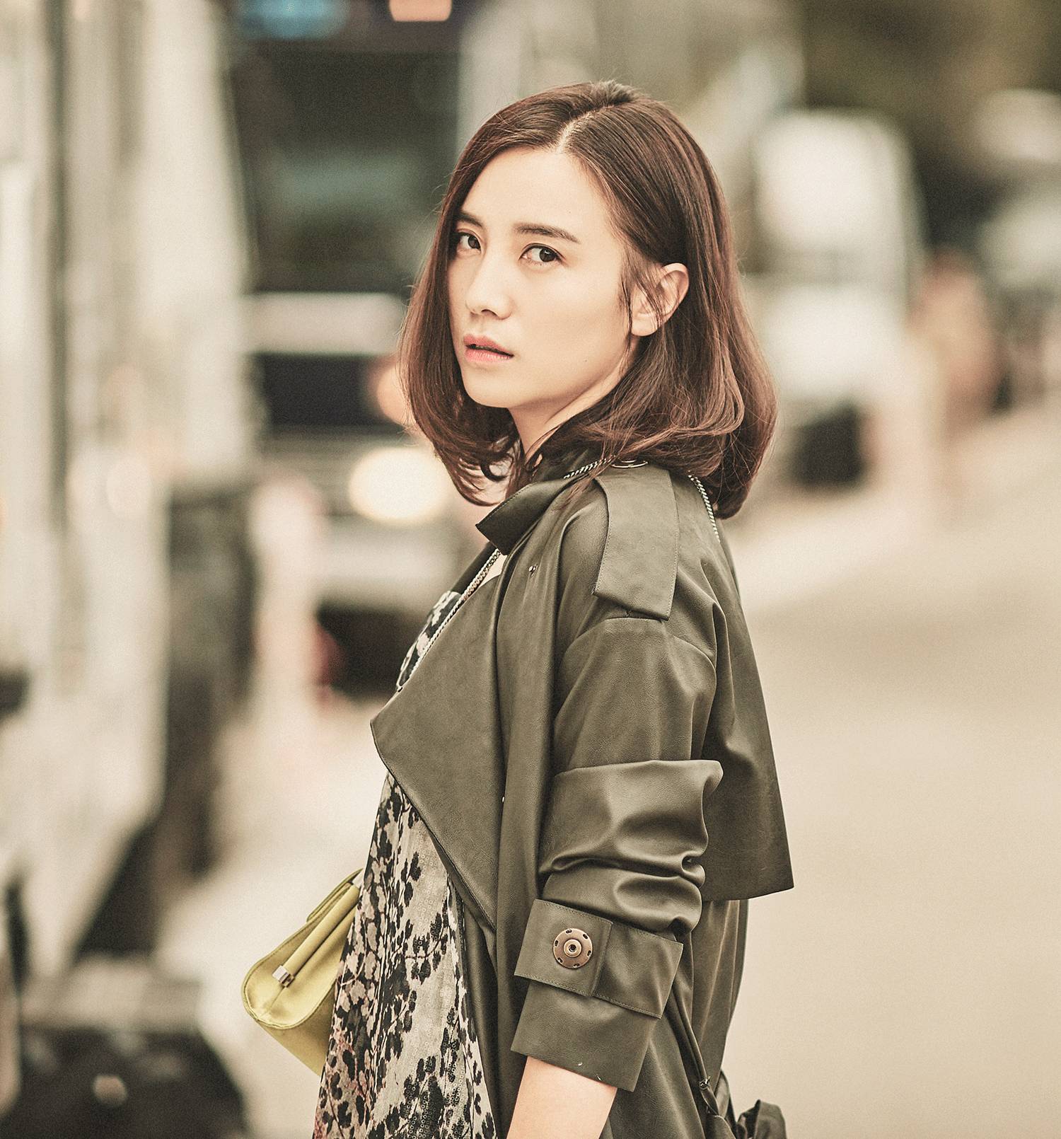 小宋佳的衣品太好了,剪完头发丑哭了