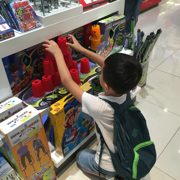 家记忆|迪拜MALL在孩子眼里的豪华：一望无际的玩具世界啊