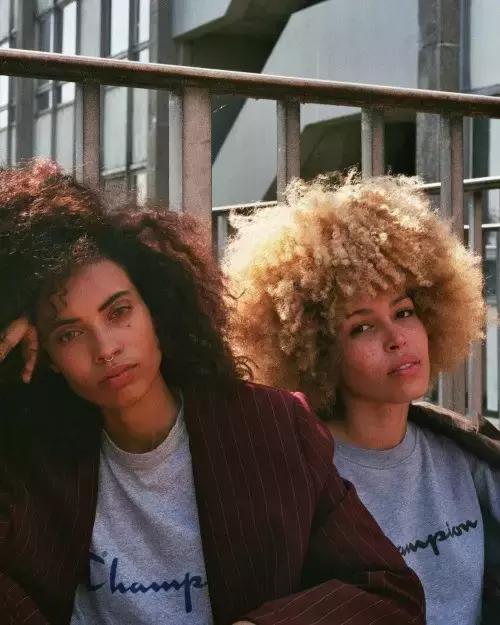 穿了一件特别新的卫衣,穿了一件很喜欢的卫衣