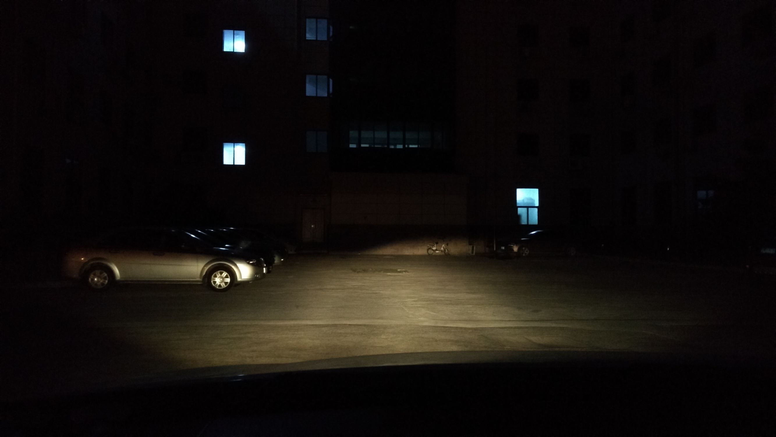 用探照灯怼远光狗怎么样,对付远光狗直接怼上去