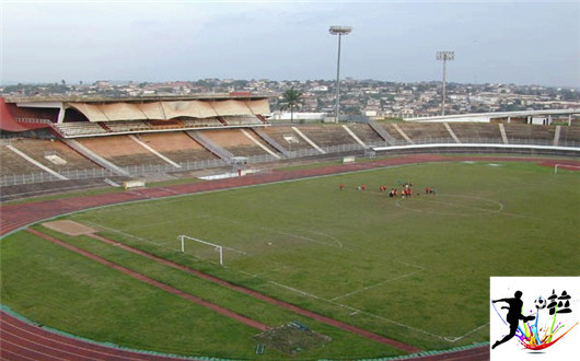 非洲足球场一览,看后很纳闷儿,人家怎么能出球星呢