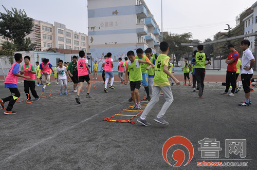 胶州45小将到鑫正足球俱乐部体验“球星课”