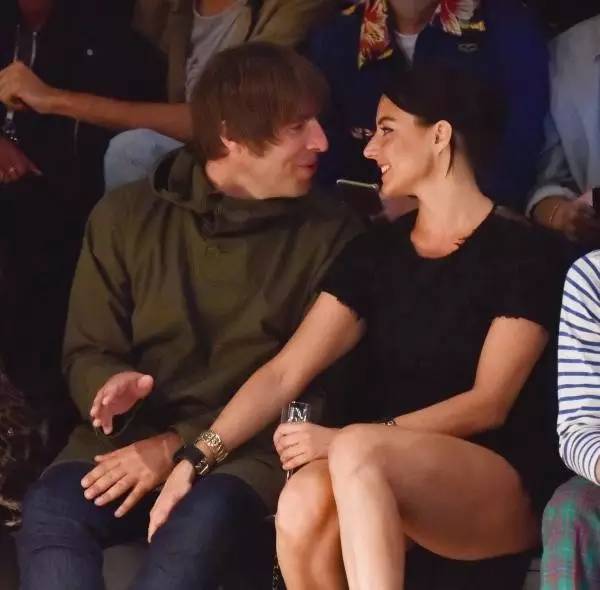 绿洲乐队主唱liam戴的眼镜,liam绿洲乐队主唱