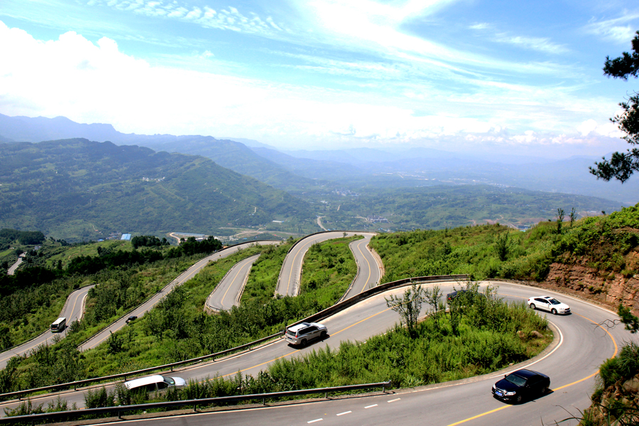 记者自驾采访体验：云南风景好，重庆的路好