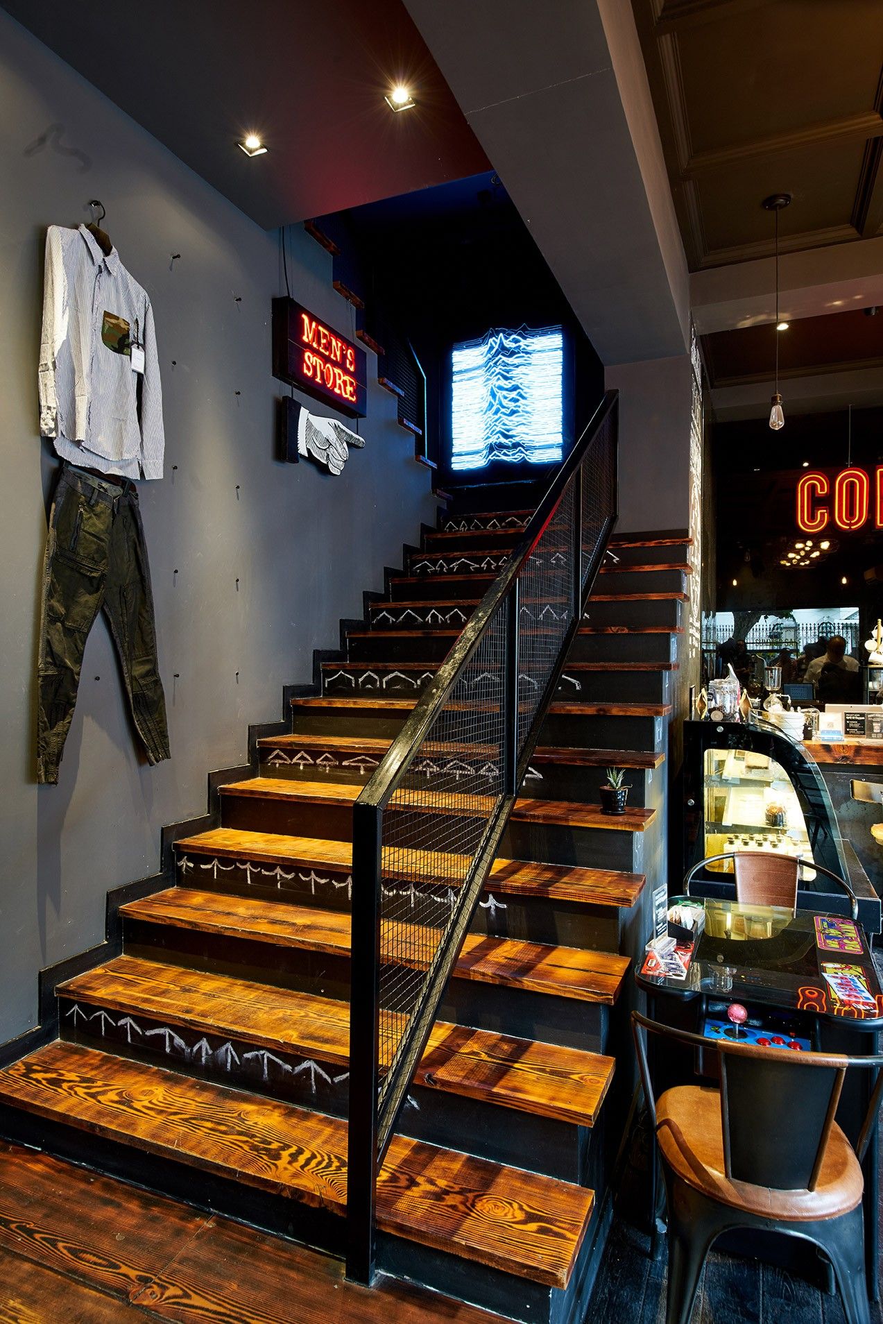 我们在上海拍下了15位潮流工作者，还给你介绍20间最新最好玩的潮店！