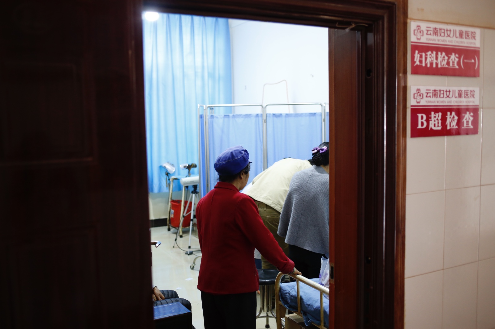 呵护女性健康公益义诊进社区,人民医院开展关爱妇女义诊活动