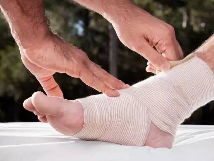 跑步脚踝扭伤怎么消肿化瘀,脚踝扭伤跑步技巧