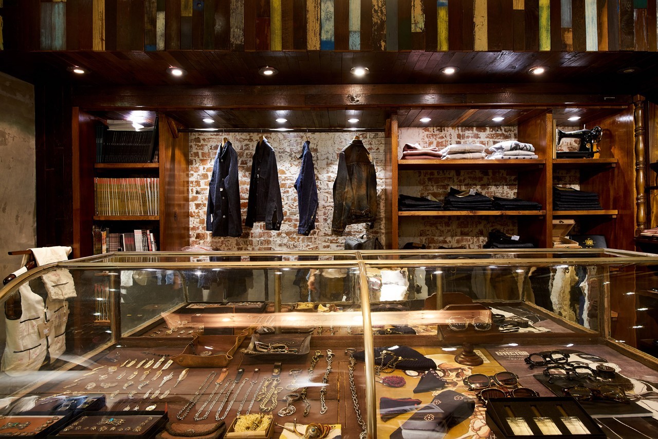 我们在上海拍下了15位潮流工作者，还给你介绍20间最新最好玩的潮店！