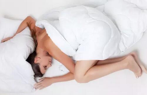 白色的衣服染上污渍怎么洗掉妙招,白色衣服沾上果汁怎么洗掉