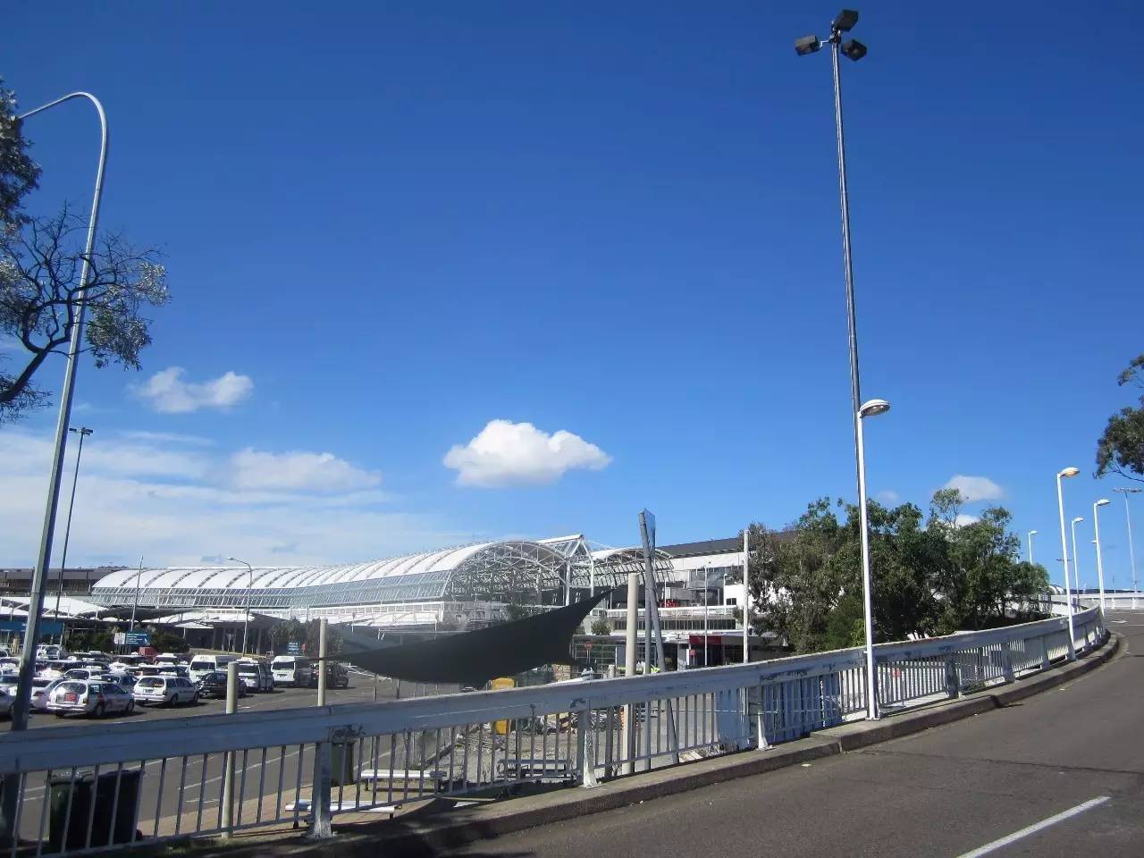 为了“*税逃**”，新西兰的烟民竟让打工旅行者帮忙从机场里带烟出来