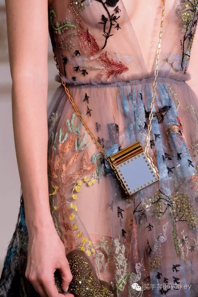 手拿包女推荐真皮徽章款,新款女士手拿包百搭大容量