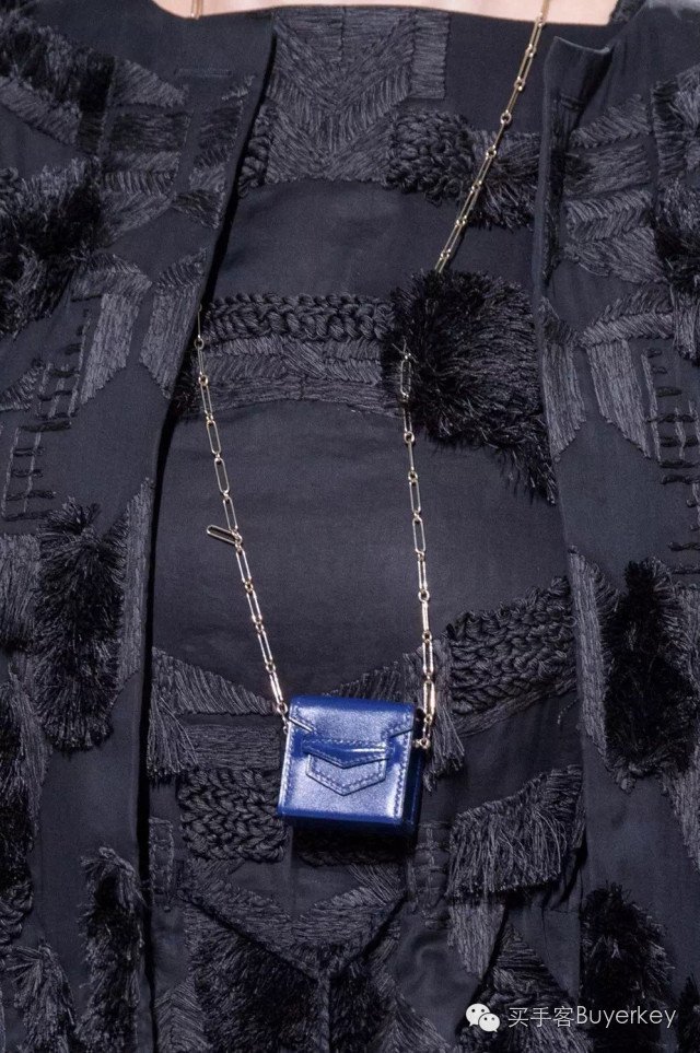 手拿包女推荐真皮徽章款,新款女士手拿包百搭大容量