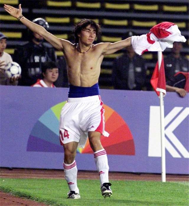 老国足与现在的国足腹肌对比,国足球员肚型图片大全