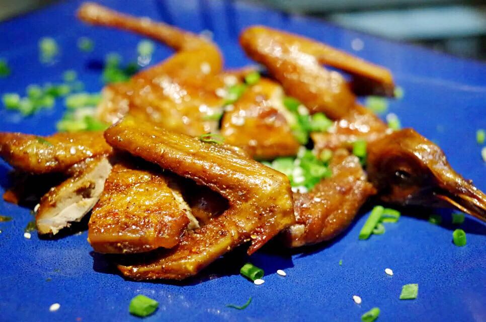 第一次吃烧烤串被惊艳,山洞里吃饭是一种什么体验