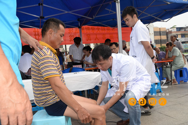 专家来到医院展开义诊,专家来县开展义诊