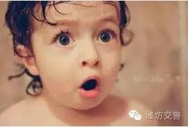 修路堵车交警查车,交警说法路面施工致拥堵错开高峰