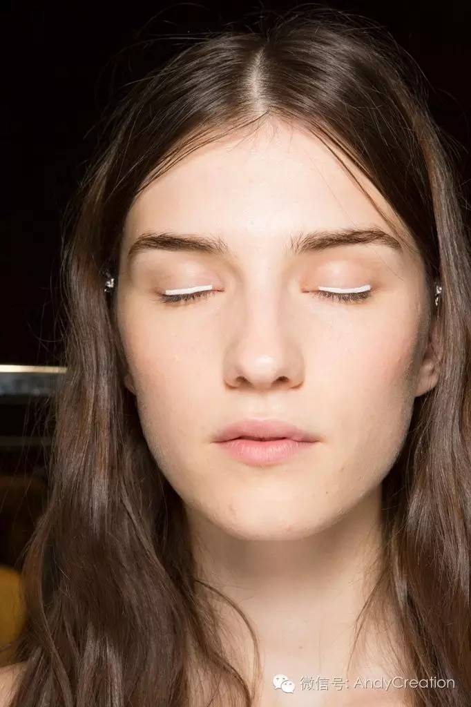 2019秋冬秀场妆容,巴黎时装周的妆容衣服特点