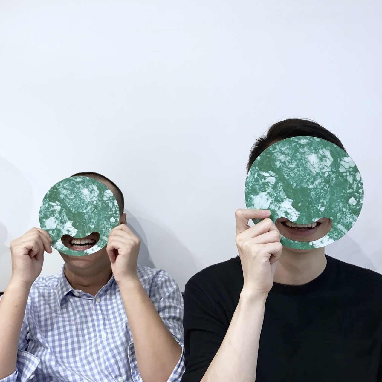 我们在上海时装周最忙的档口，“入侵”了设计师们的手机相册