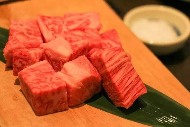 红叶堪比京都，温泉不输北海道的赏枫地，11-12月往返机票￥800+，不用担心人潮说走就走