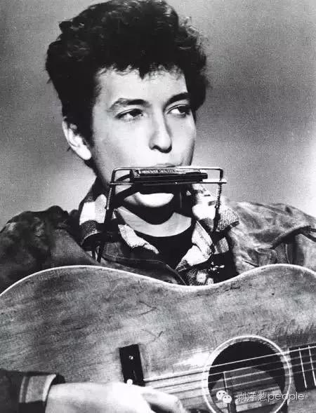 鲍勃迪伦就像滚动的石头歌词,鲍勃迪伦像一块滚石