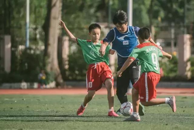 校园足球赛决赛开赛,校园足球邀请赛落幕